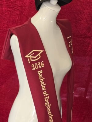WhatsApp Image 2026-07-09 at 10.10.46 Abschlussset – Robe, Schal & Doktorhut personalisiert